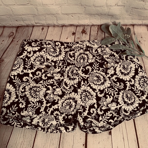 Gap Girlfriend Shorts Khakis SOFT Size 8 - Picture 7 of 11